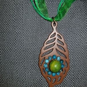 Leaf with green Multistrand ribbon necklace new
